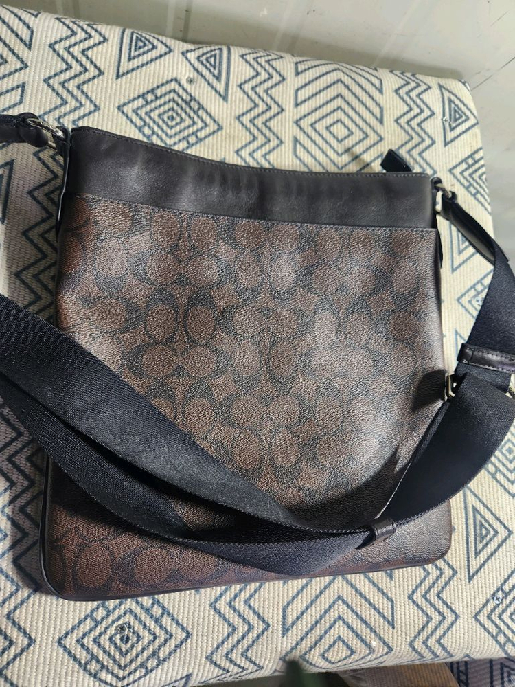 시그니처 코치 크로스백 이미지