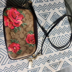 코치 플로럴 패턴 크로스백 이미지