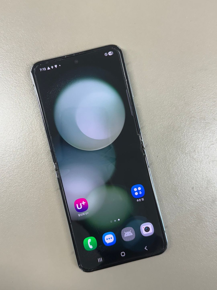 *19만원* 갤럭시Z플립5 민트 512G 파손없이 깨끗한 가성비 단말기 이미지