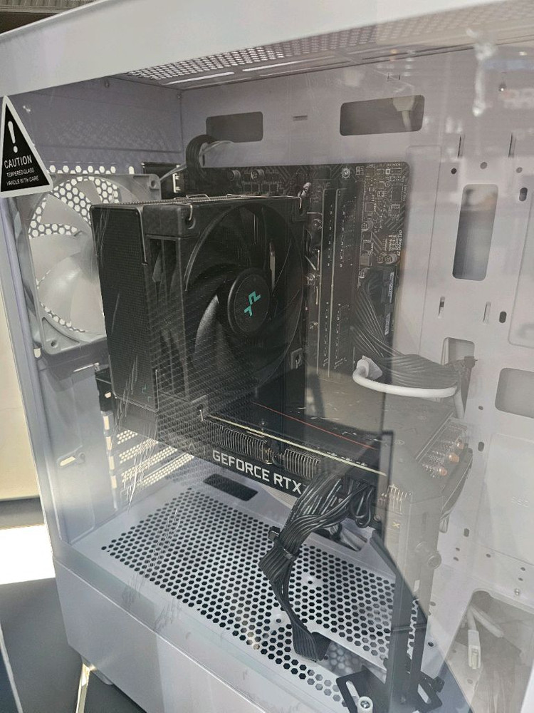 화이트 미들타워 케이스 PC (RTX 3070) i7 12700 32g 이미지