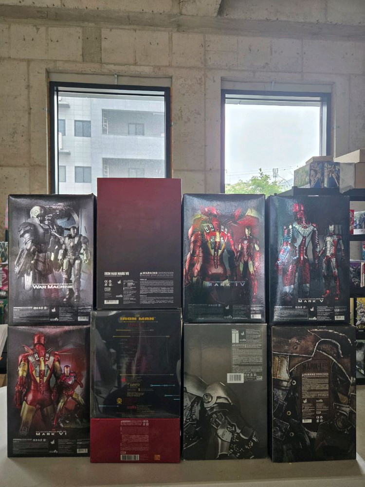 핫토이 아이언맨 마크(1-7)+홀오브아머(미개봉)+마크1(미개봉,서비스)워머신2(서비스) 팝니다 이미지