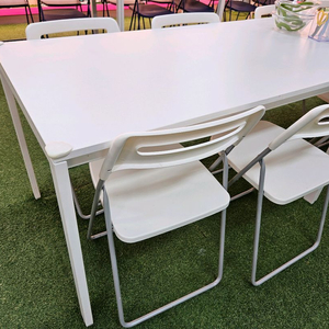 모던한 이케아 화이트 테이블 세트 이미지