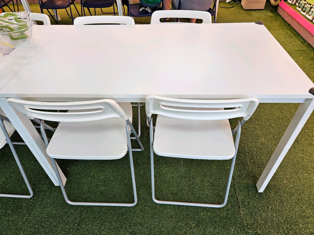 모던한 이케아 화이트 테이블 세트 이미지