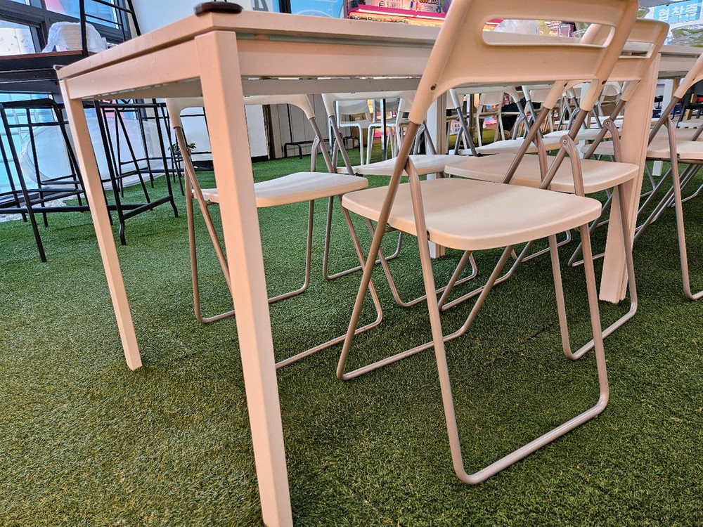 모던한 이케아 화이트 테이블 세트 이미지