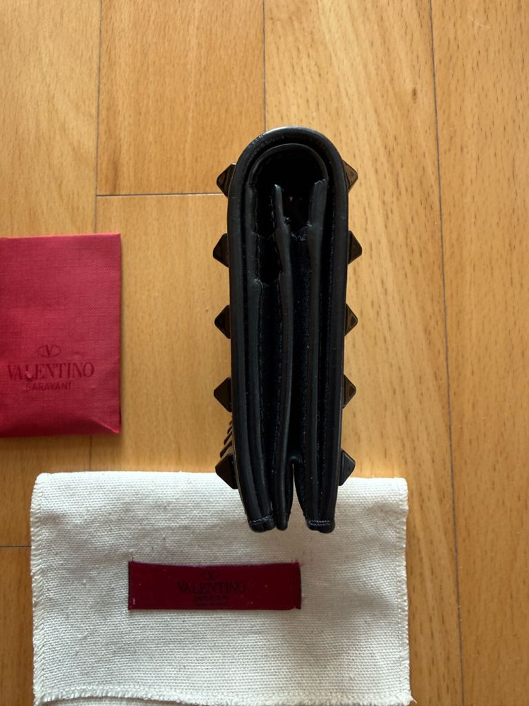 발렌티노 VALENTINO 지갑 중지갑 지퍼돌이 스터드 반지갑 명품지갑 정품새상품급 초고화질 사진참고사진구성여분 스 이미지