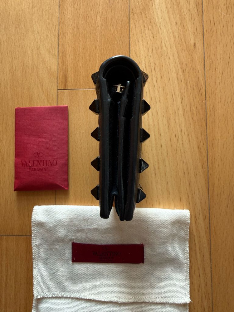 발렌티노 VALENTINO 지갑 중지갑 지퍼돌이 스터드 반지갑 명품지갑 정품새상품급 초고화질 사진참고사진구성여분 스 이미지