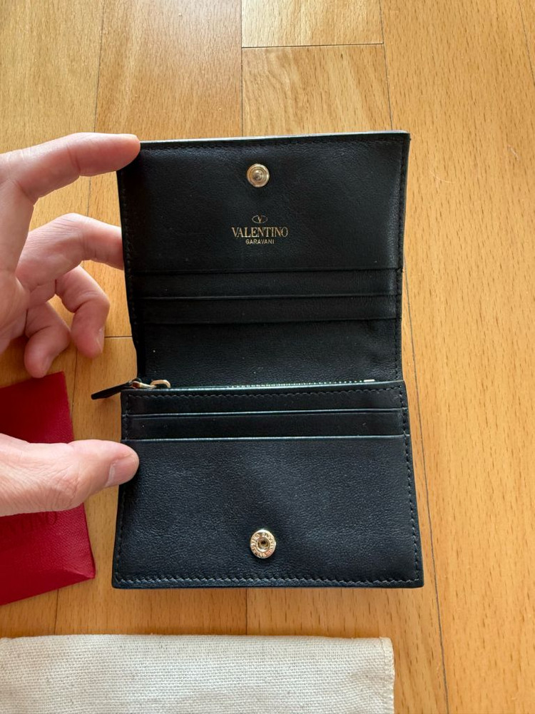 발렌티노 VALENTINO 지갑 중지갑 지퍼돌이 스터드 반지갑 명품지갑 정품새상품급 초고화질 사진참고사진구성여분 스 이미지