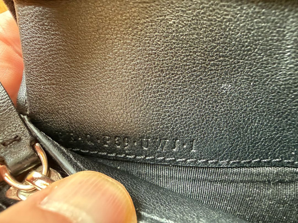 발렌티노 VALENTINO 지갑 중지갑 지퍼돌이 스터드 반지갑 명품지갑 정품새상품급 초고화질 사진참고사진구성여분 스 이미지