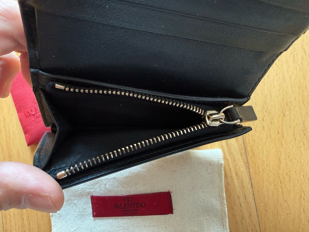 발렌티노 VALENTINO 지갑 중지갑 지퍼돌이 스터드 반지갑 명품지갑 정품새상품급 초고화질 사진참고사진구성여분 스 이미지