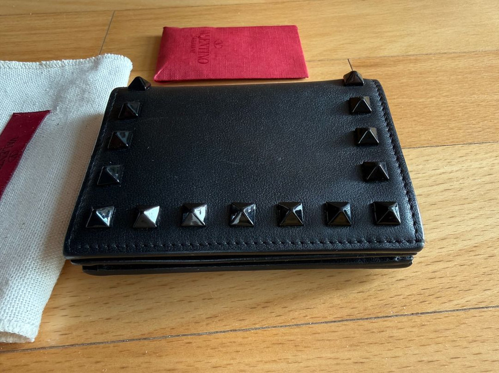 발렌티노 VALENTINO 지갑 중지갑 지퍼돌이 스터드 반지갑 명품지갑 정품새상품급 초고화질 사진참고사진구성여분 스 이미지