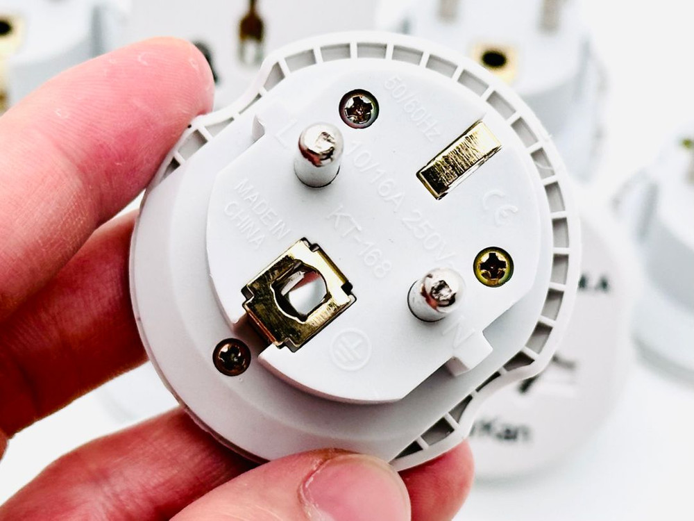 새상품 미사용 멀티 돼지코 16A 4000W 변환플러그 이미지