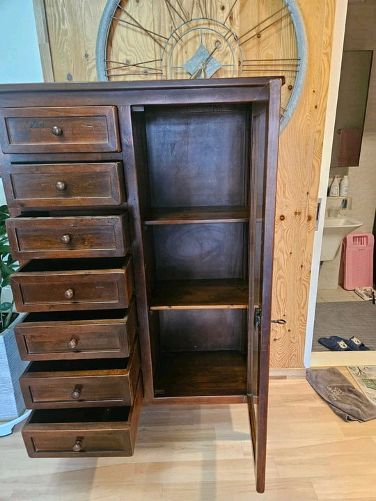 원목 유리 장식장 겸 서랍장 이미지