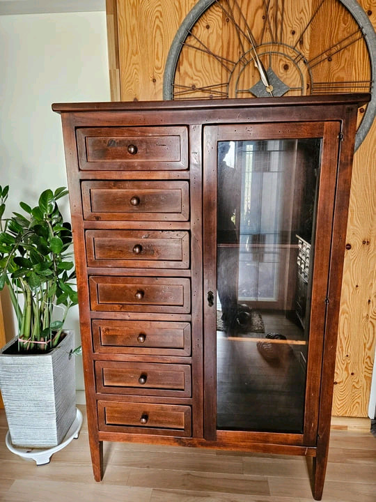 원목 유리 장식장 겸 서랍장 이미지