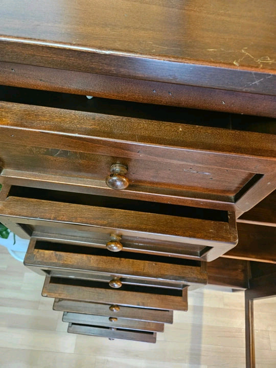 원목 유리 장식장 겸 서랍장 이미지