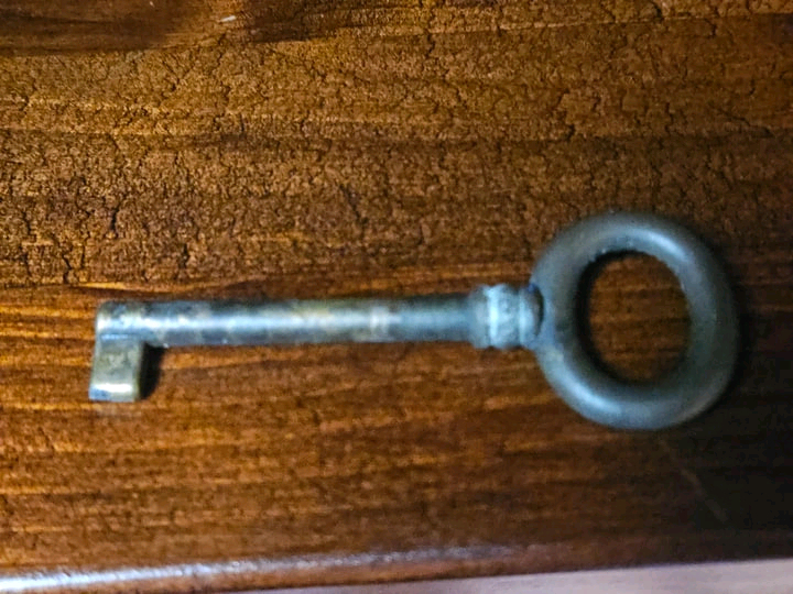 원목 유리 장식장 겸 서랍장 이미지