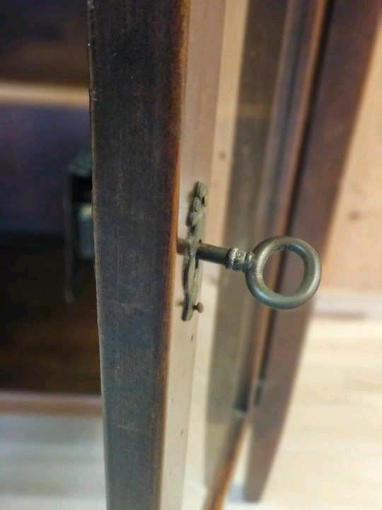 원목 유리 장식장 겸 서랍장 이미지