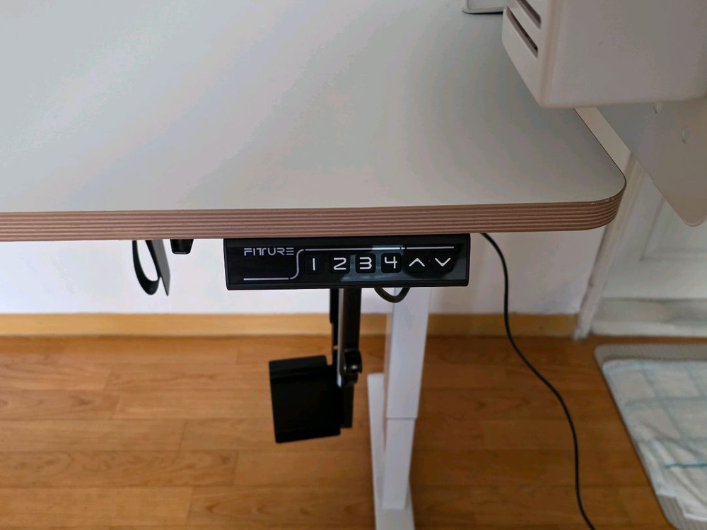 핏쳐 모션데스크(1400) 와 시디즈 T50 의자 세트로 판매합니다. 이미지