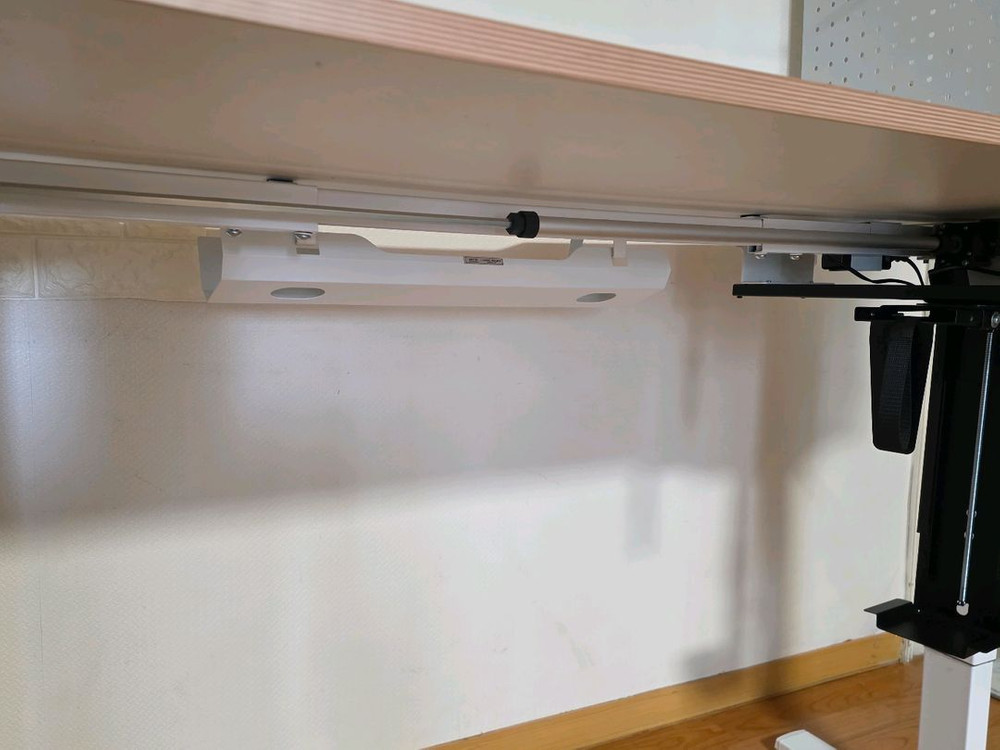 핏쳐 모션데스크(1400) 와 시디즈 T50 의자 세트로 판매합니다. 이미지