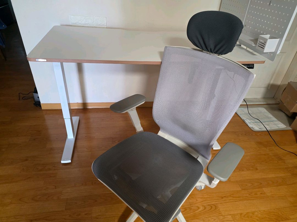 핏쳐 모션데스크(1400) 와 시디즈 T50 의자 세트로 판매합니다. 이미지