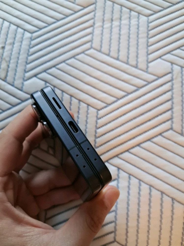 갤럭시 z플립7 블랙 512기가 어머니가 쓰시던 중고기계 이미지
