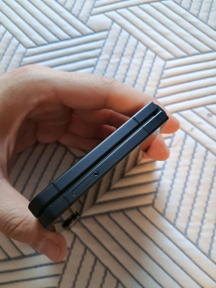 갤럭시 z플립7 블랙 512기가 어머니가 쓰시던 중고기계 이미지