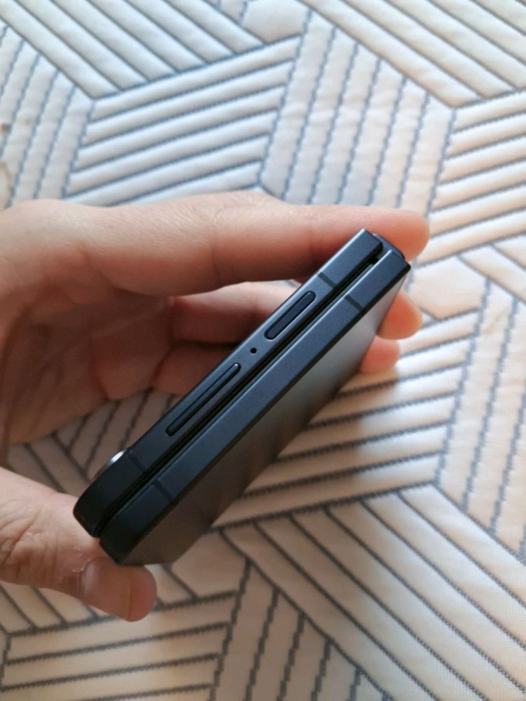 갤럭시 z플립7 블랙 512기가 어머니가 쓰시던 중고기계 이미지