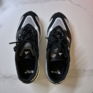 아디다스 신발 이미지