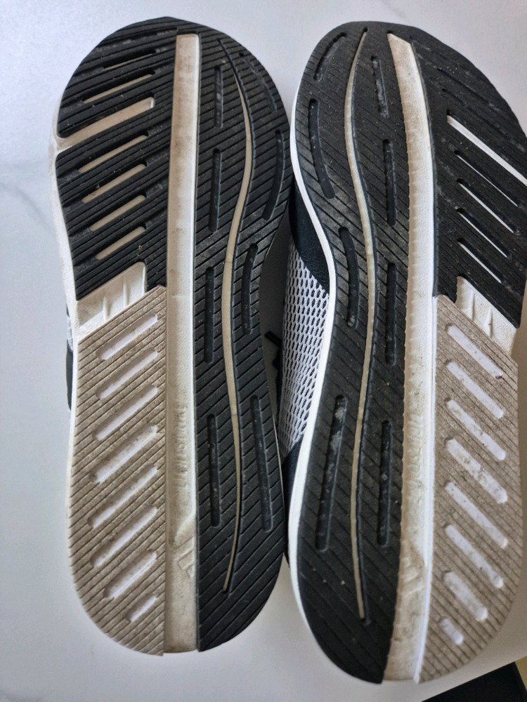 아디다스 신발 이미지