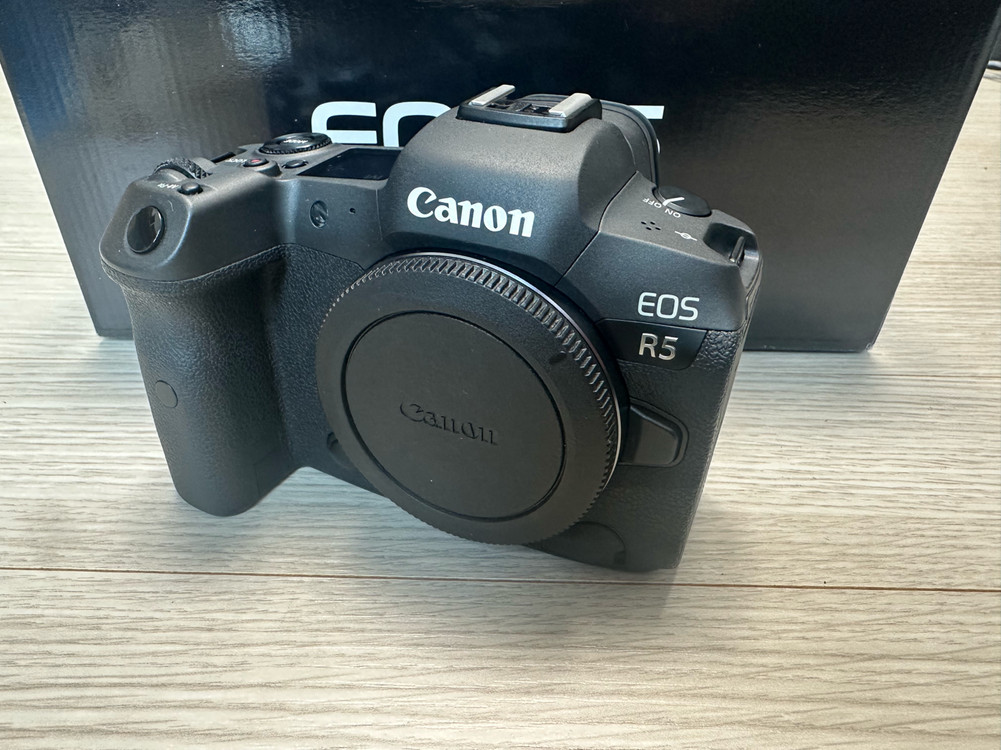 캐논 정품 EOS R5 바디 + BG-R10 세로그립 셋트로 판매합니다 이미지