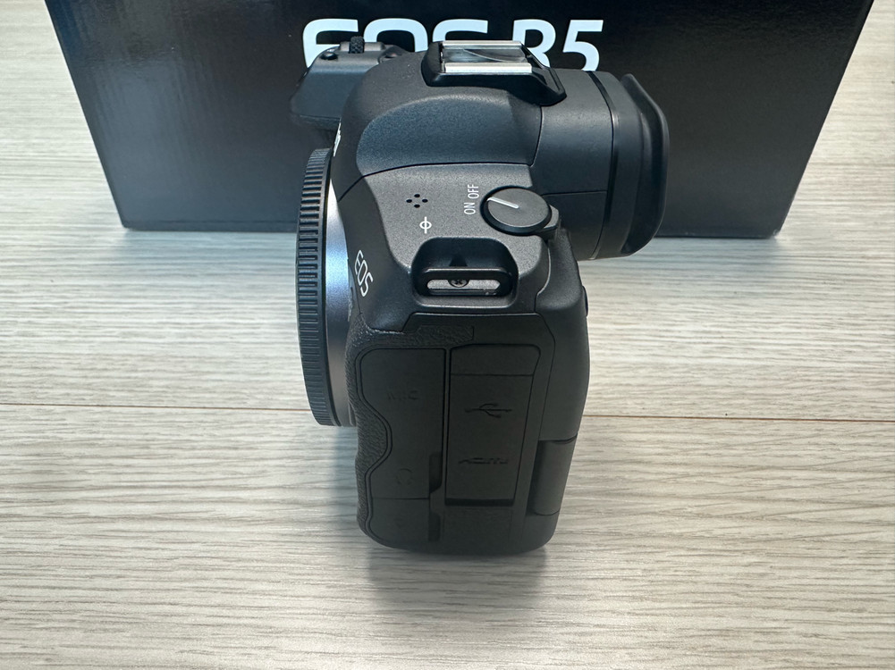 캐논 정품 EOS R5 바디 + BG-R10 세로그립 셋트로 판매합니다 이미지