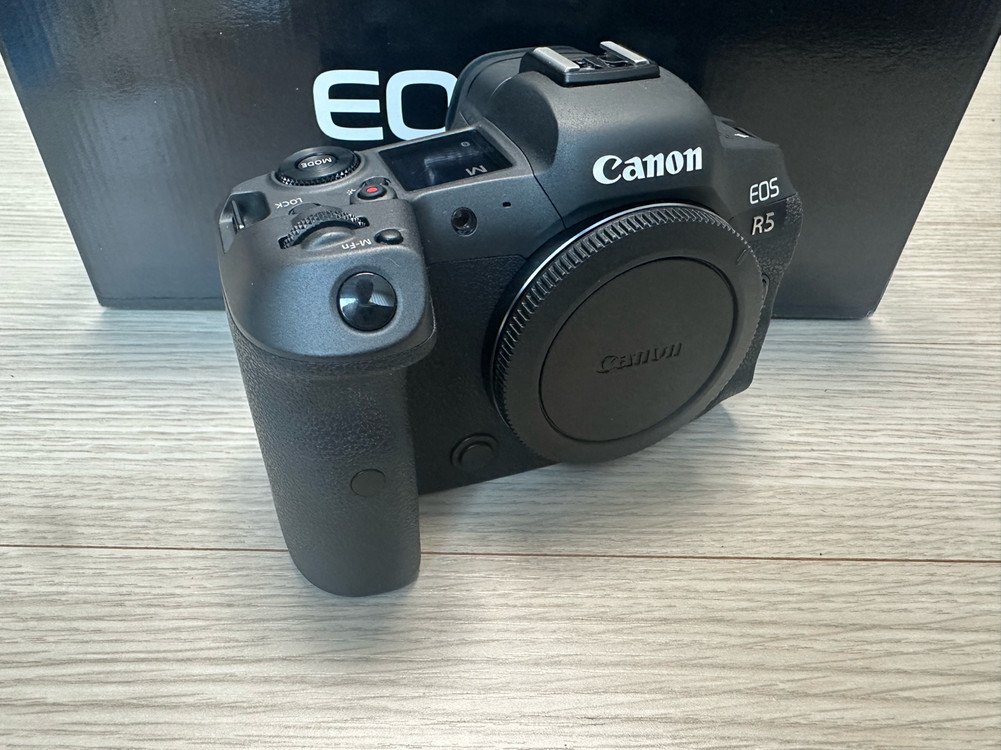 캐논 정품 EOS R5 바디 + BG-R10 세로그립 셋트로 판매합니다 이미지