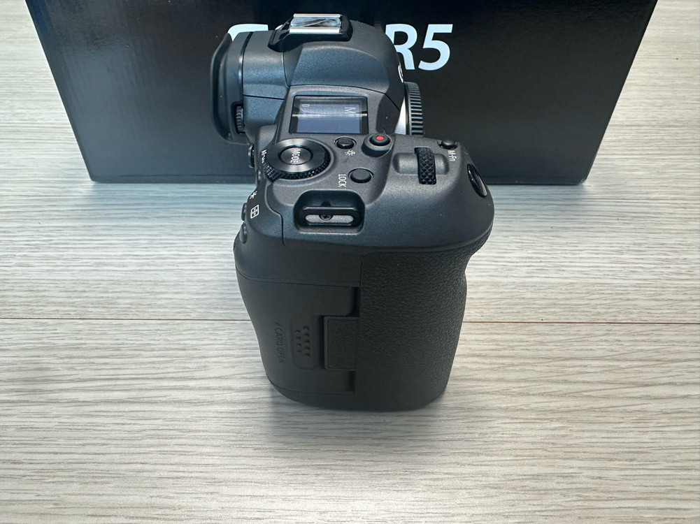 캐논 정품 EOS R5 바디 + BG-R10 세로그립 셋트로 판매합니다 이미지