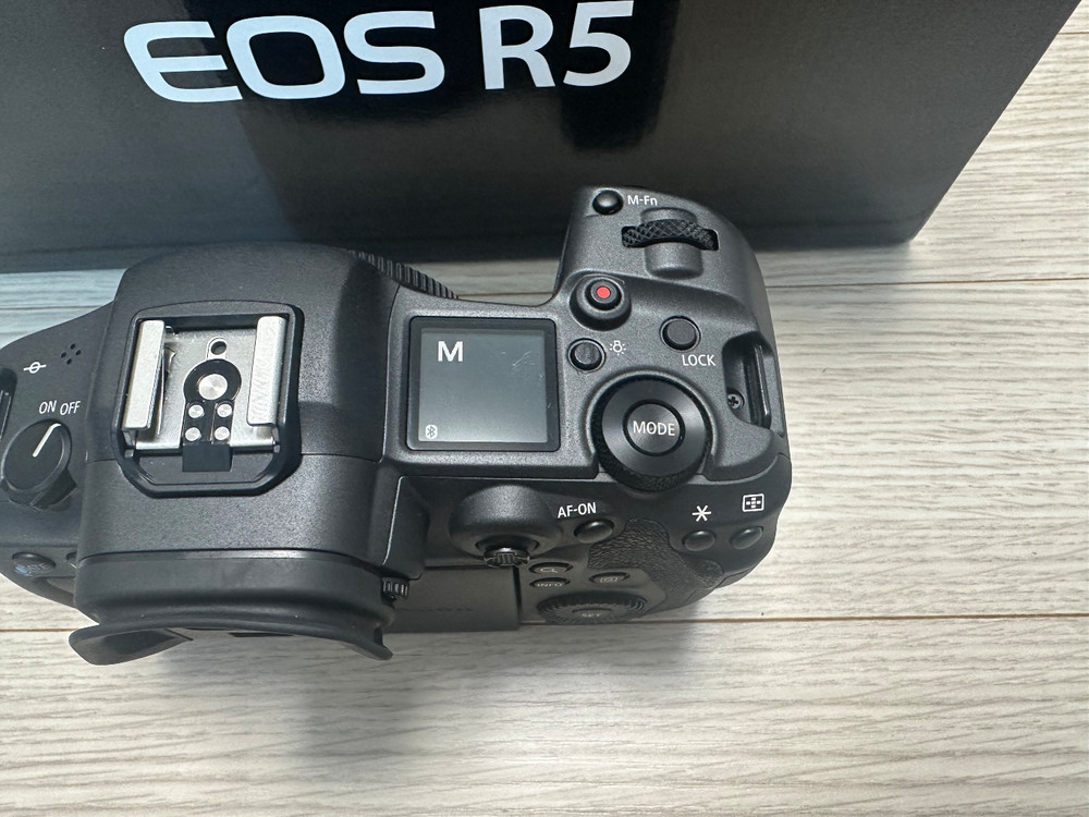 캐논 정품 EOS R5 바디 + BG-R10 세로그립 셋트로 판매합니다 이미지