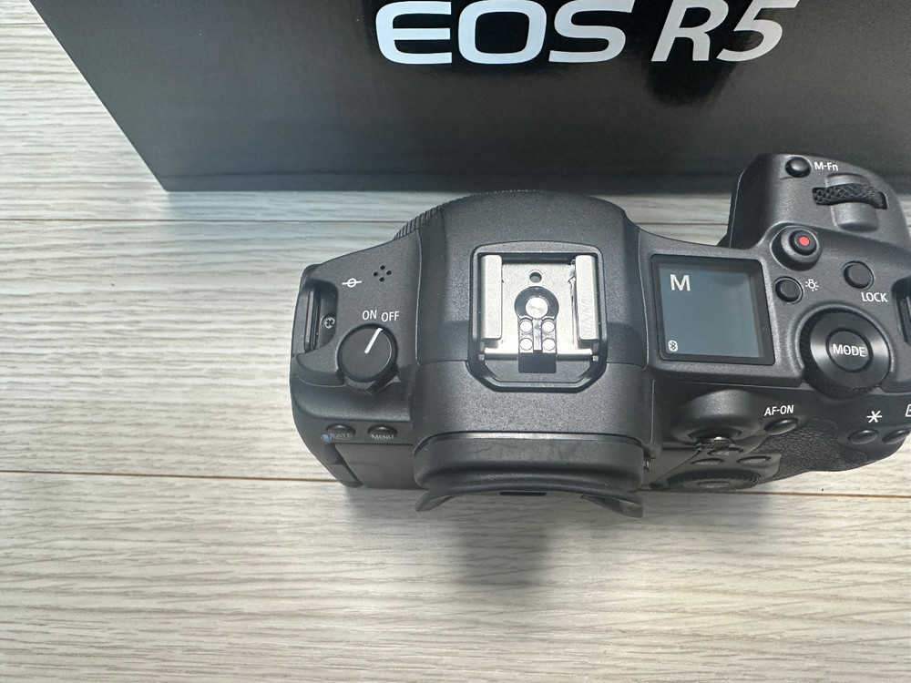 캐논 정품 EOS R5 바디 + BG-R10 세로그립 셋트로 판매합니다 이미지