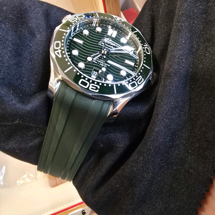 (판매/교환)신품급 오메가 씨마스터 300 그린+정품러버핀버클 이미지