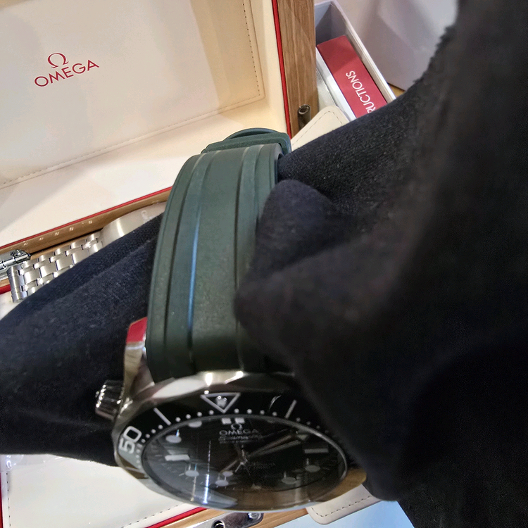 (판매/교환)신품급 오메가 씨마스터 300 그린+정품러버핀버클 이미지