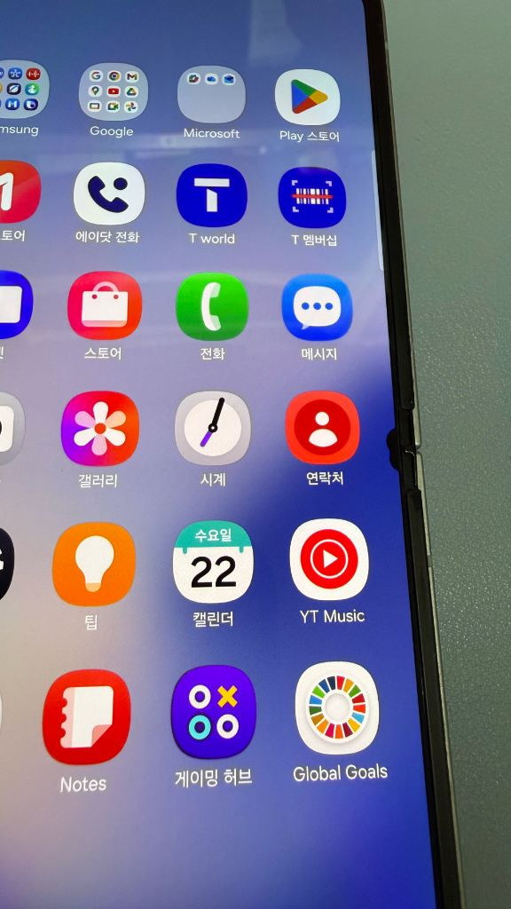 갤럭시 z플립6 256기가ㅡ하자 오른쪽 중간에 멍있음더 커지거나 한적없음모든기능 정상구매원하시면 안전결재 하시면 됩 이미지