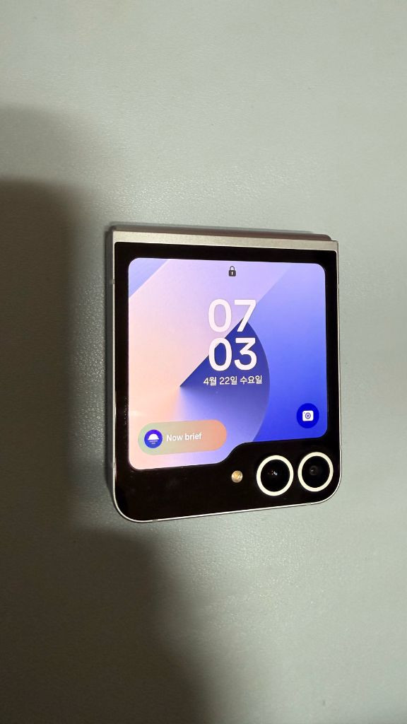갤럭시 z플립6 256기가ㅡ하자 오른쪽 중간에 멍있음더 커지거나 한적없음모든기능 정상구매원하시면 안전결재 하시면 됩 이미지