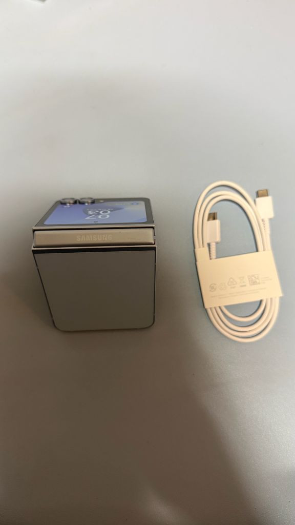 갤럭시 z플립6 256기가ㅡ하자 오른쪽 중간에 멍있음더 커지거나 한적없음모든기능 정상구매원하시면 안전결재 하시면 됩 이미지