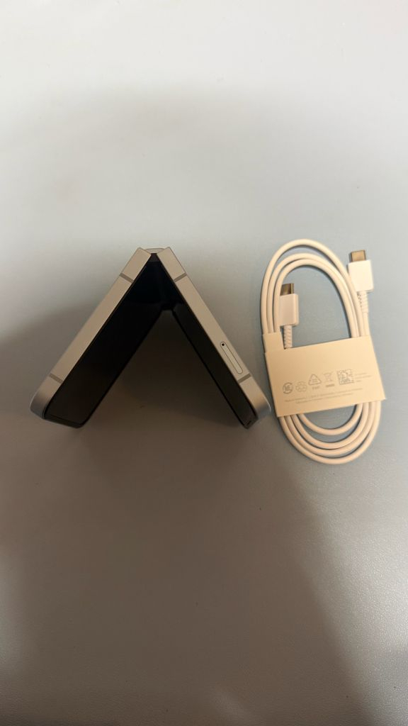 갤럭시 z플립6 256기가ㅡ하자 오른쪽 중간에 멍있음더 커지거나 한적없음모든기능 정상구매원하시면 안전결재 하시면 됩 이미지