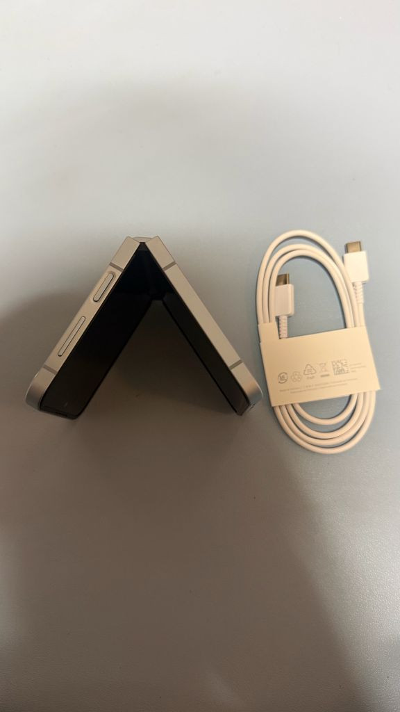 갤럭시 z플립6 256기가ㅡ하자 오른쪽 중간에 멍있음더 커지거나 한적없음모든기능 정상구매원하시면 안전결재 하시면 됩 이미지