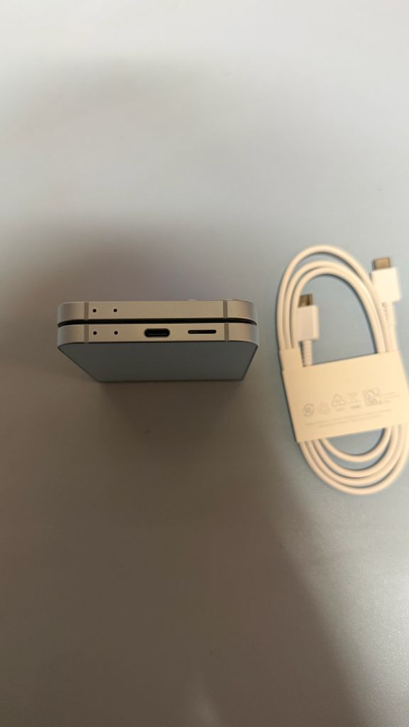 갤럭시 z플립6 256기가ㅡ하자 오른쪽 중간에 멍있음더 커지거나 한적없음모든기능 정상구매원하시면 안전결재 하시면 됩 이미지