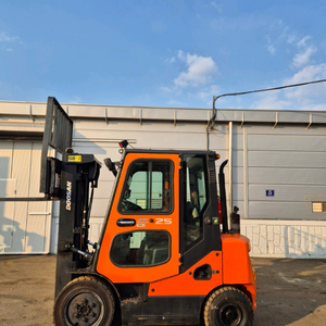 두산 2.5톤 3단마스트 22년식 디젤중고지게차 이미지