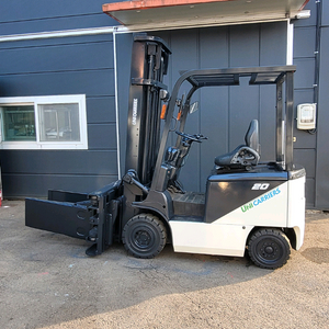 신차급 유니케리어 2톤 베일클램프 전동지게차 판매 이미지