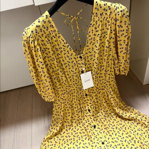 새상품) 24년 온앤온 플라워 퍼프 셔링 소매 롱원피스 노랑 옐로우 브이넥 휴가룩 휴양지 리본 셔츠 가디건 로브 이미지