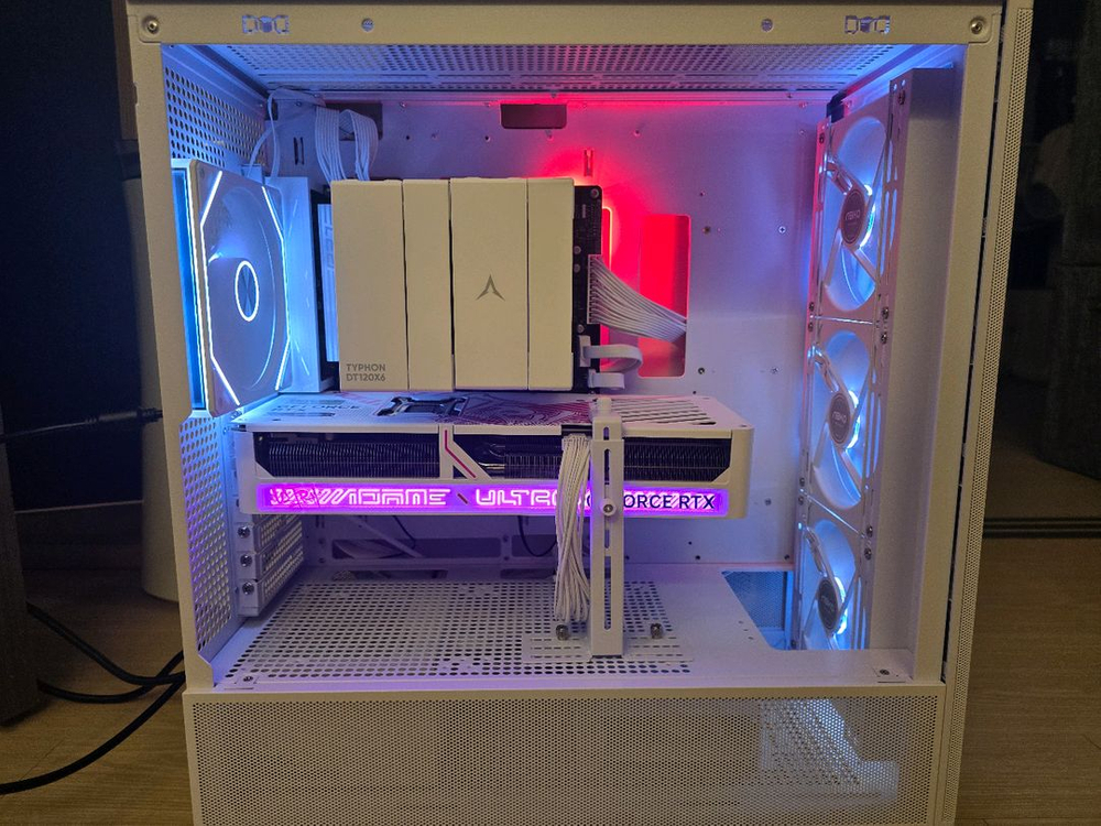 라이젠 7800x3D/ RTX5070ti 화이트 감성 게이밍 본체 팝니다. 이미지