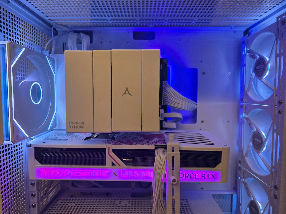 라이젠 7800x3D/ RTX5070ti 화이트 감성 게이밍 본체 팝니다. 이미지