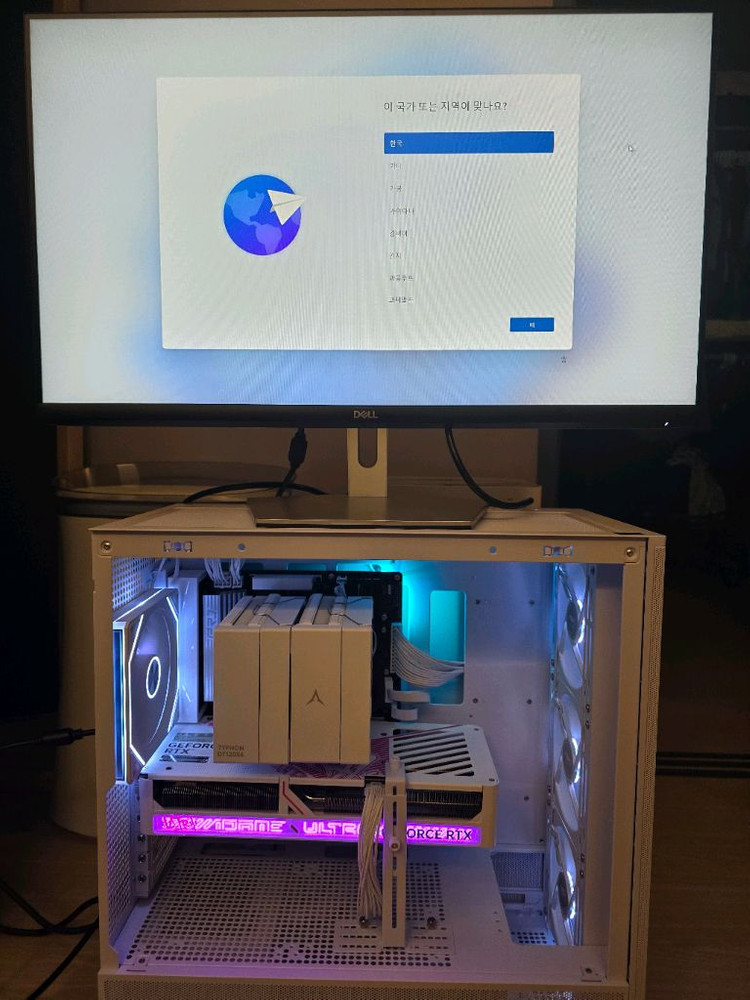 라이젠 7800x3D/ RTX5070ti 화이트 감성 게이밍 본체 팝니다. 이미지