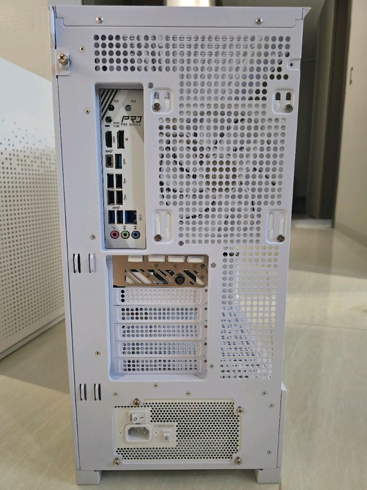 라이젠 7800x3D/ RTX5070ti 화이트 감성 게이밍 본체 팝니다. 이미지