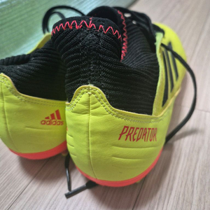 아디다스 프레데터 축구화 이미지